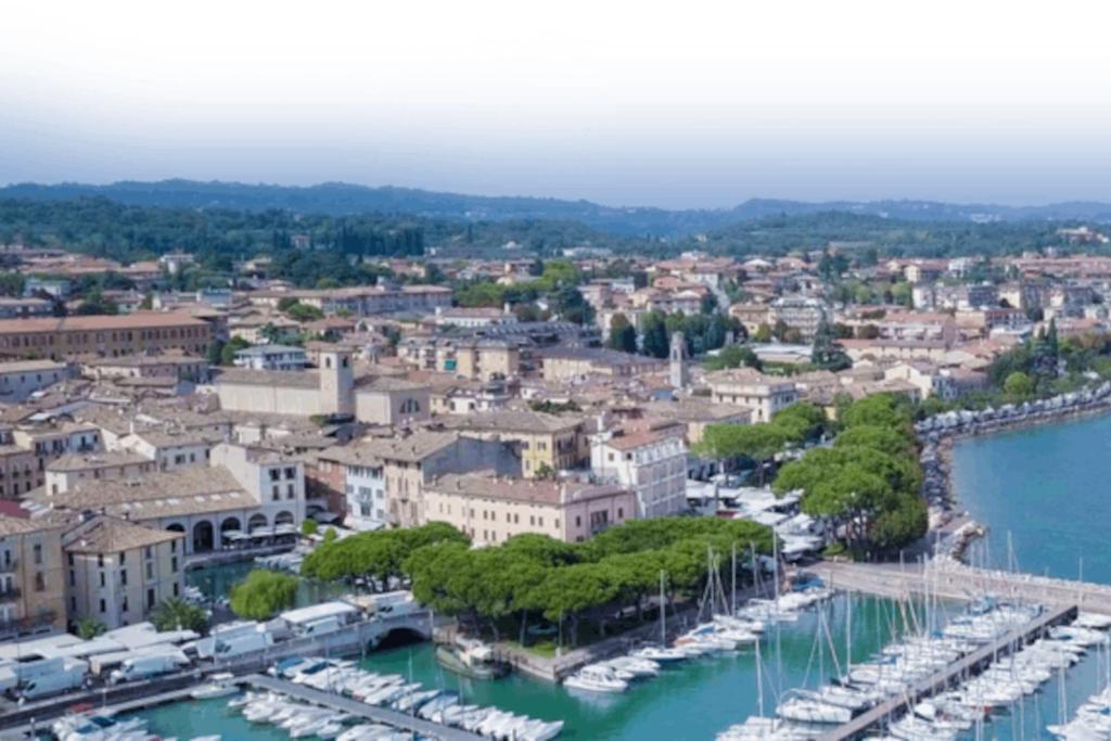 Attico In Piazza Matteotti Apartment Desenzano del Garda Ngoại thất bức ảnh